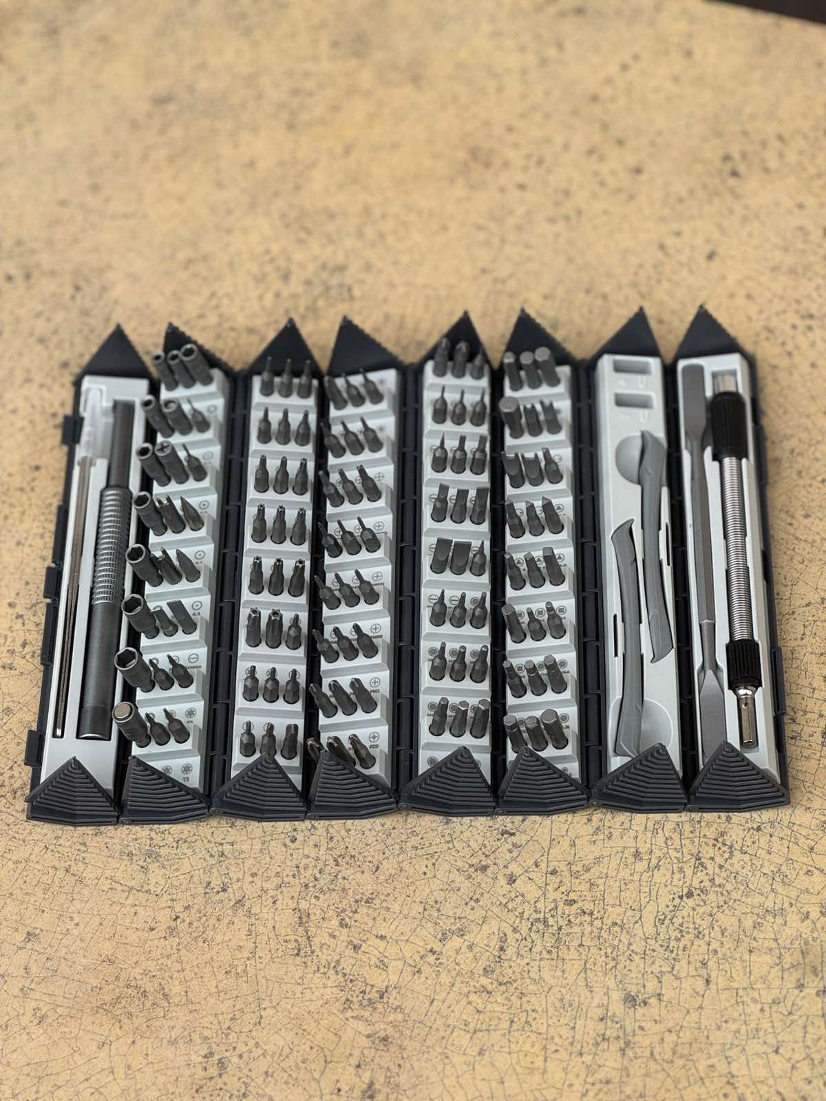 Komplet Odvijača – 128 Magnetnih Nastavaka