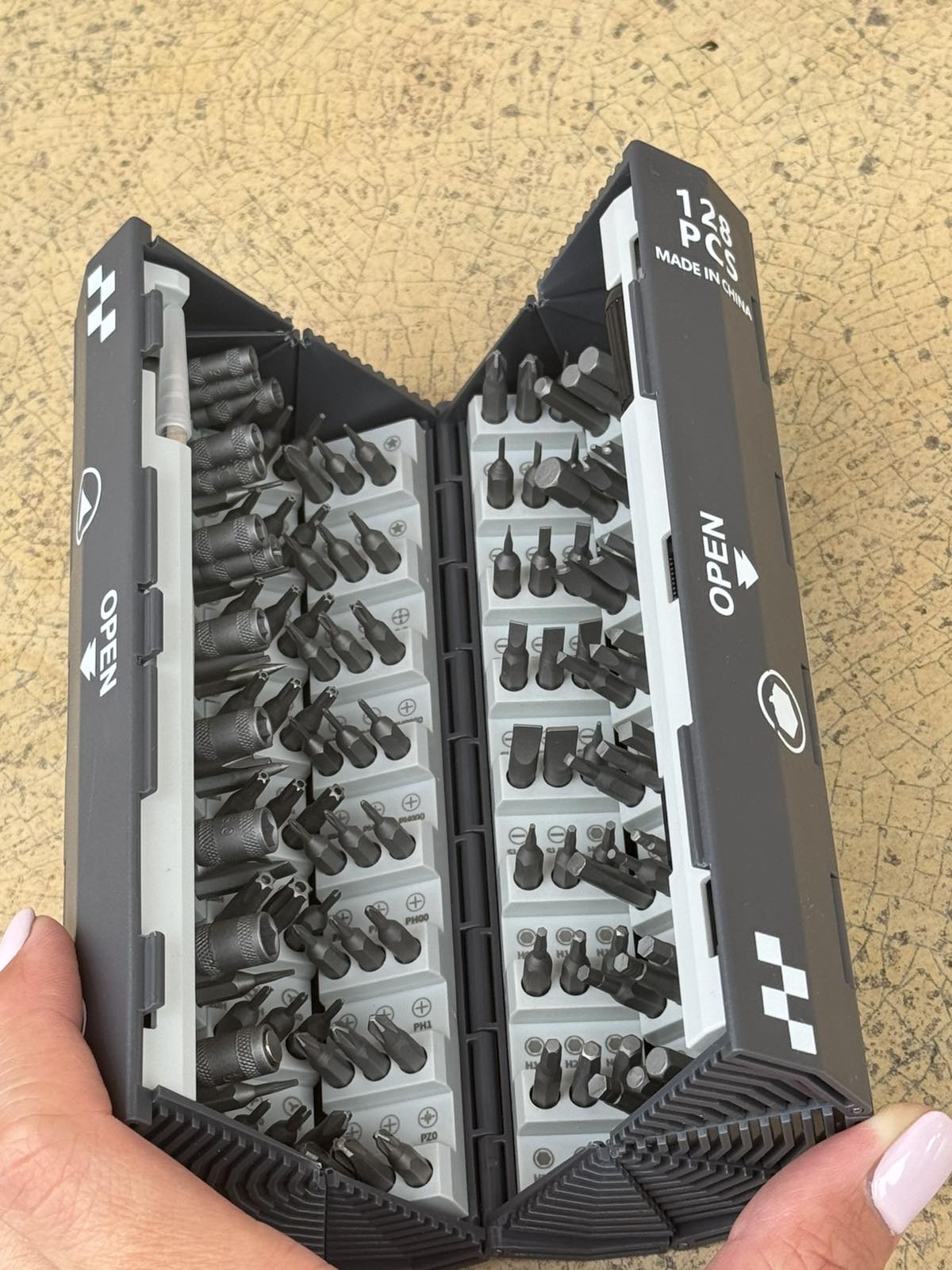 Komplet Odvijača – 128 Magnetnih Nastavaka