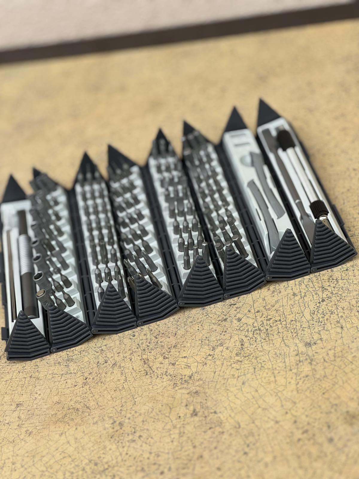 Komplet Odvijača – 128 Magnetnih Nastavaka